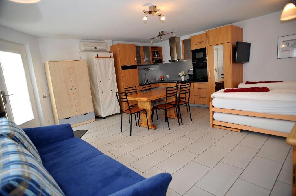 Niros Bed & Breakfast Birsfelden Rom bilde