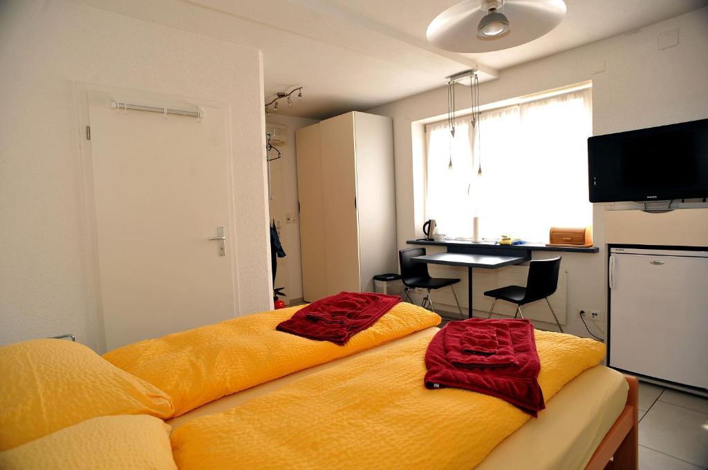 Niros Bed & Breakfast Birsfelden Rom bilde