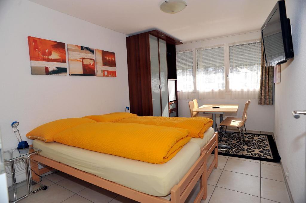 Niros Bed & Breakfast Birsfelden Rom bilde