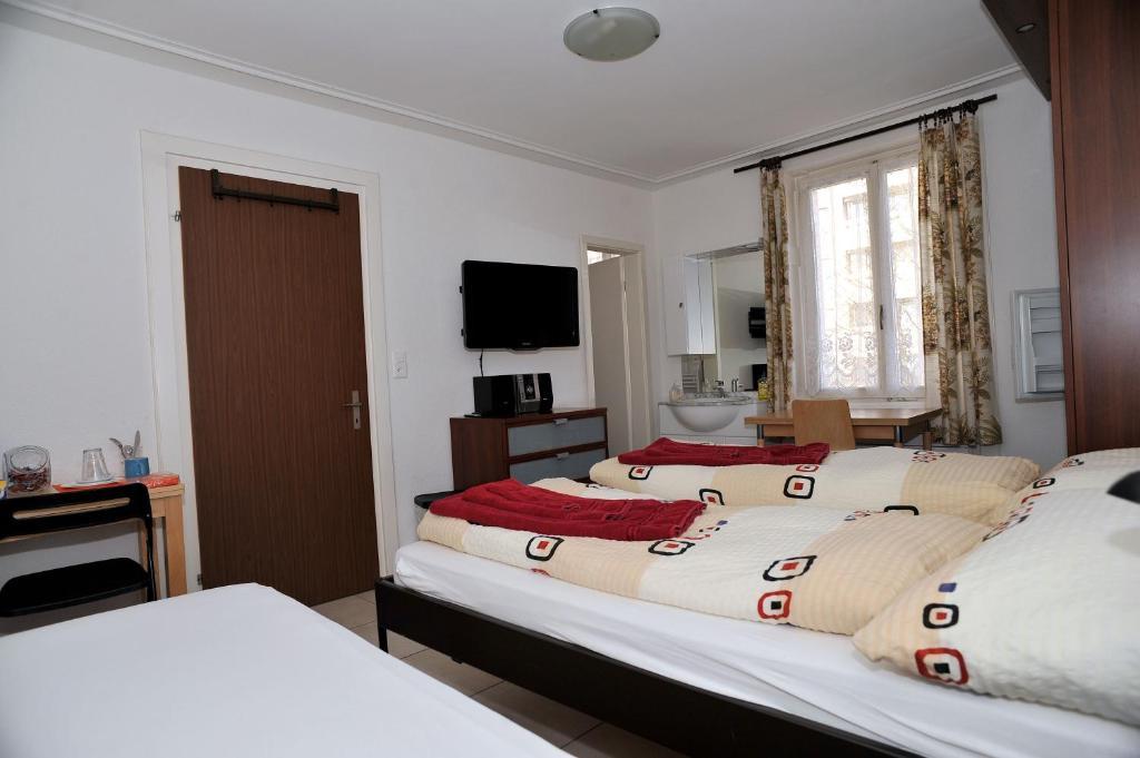 Niros Bed & Breakfast Birsfelden Rom bilde