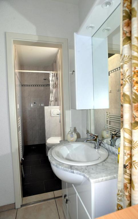 Niros Bed & Breakfast Birsfelden Rom bilde