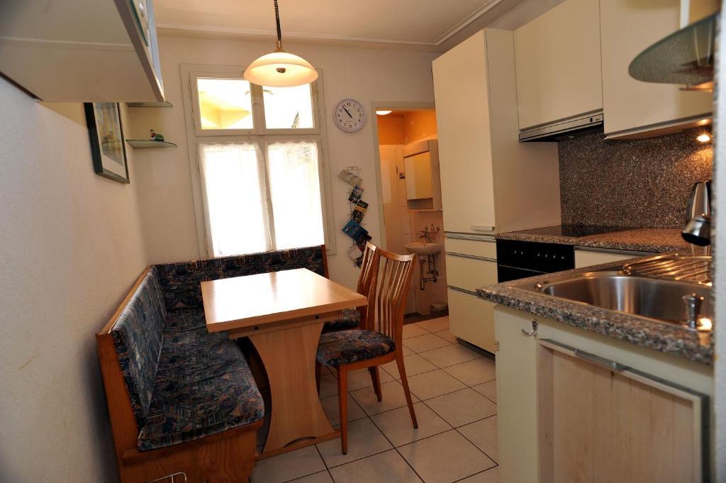 Niros Bed & Breakfast Birsfelden Rom bilde